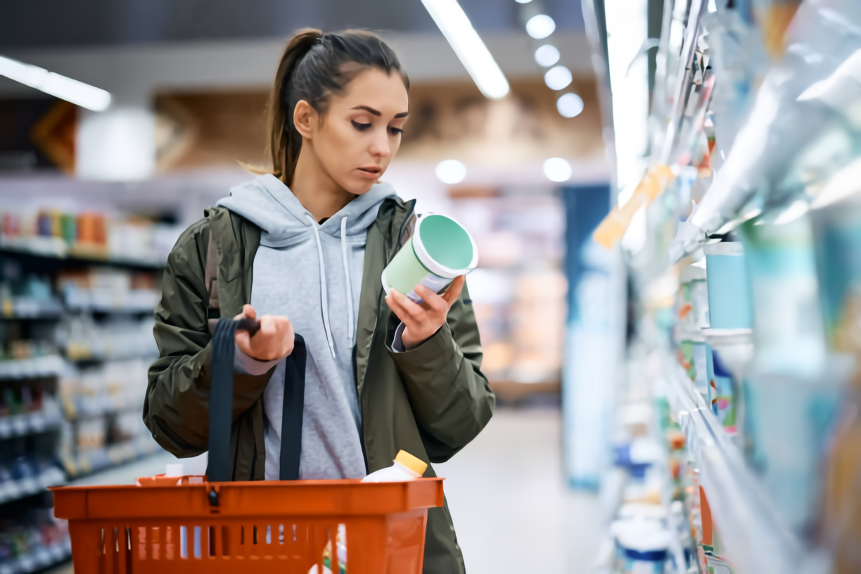 Mujer viendo artículos del supermercado